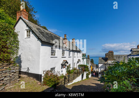 Clovelly, eine kleine Heritage Village in North Devon, eine touristische Attraktion ist berühmt für seine steilen gepflasterten Fußgängerzone Hauptstraße, Esel und Meerblick Stockfoto