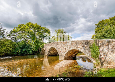 Blick von der Brücke über den Fluss Exe, Exebridge, einem Dorf an der Grenze zwischen Devon und Somerset, England, am Zusammenfluss der Flüsse Barle und Exe Stockfoto