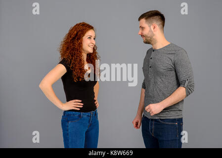 Eine schöne, junge Paar stehen und Lachen in guter Stimmung Stockfoto