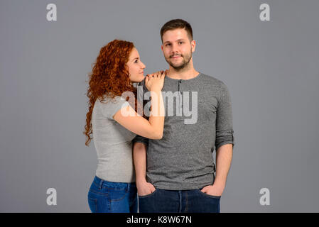 Eine schöne junge Frau lehnte sich auf Ihre Freunde Schulter Stockfoto