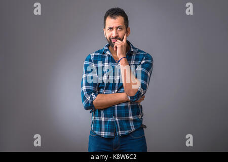 Eine junge schwarze Mann und Denken Stockfoto