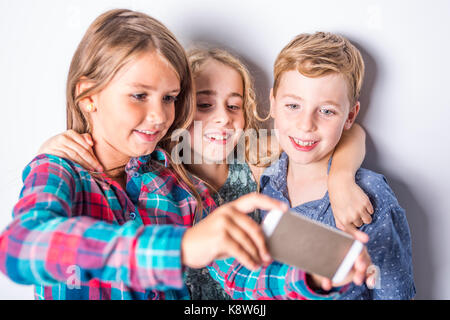 Gruppe der glückliche Kinder im Studio grauer Hintergrund Stockfoto