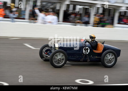 1932 Bugatti Type 51 Rennen beim Goodwood Revival 2017. Goodwood Trophy für Oldtimer des Grand prix. Im Besitz von Samuel Collier Stockfoto