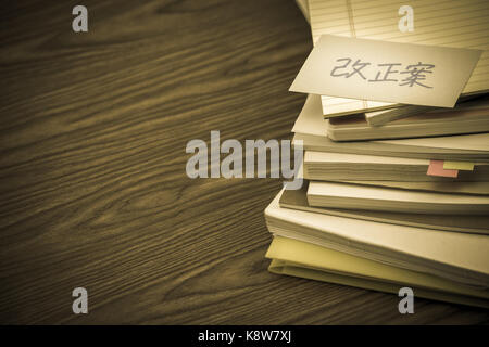 Alternative Idee; die Stapel von Geschäftsdokumenten auf dem Schreibtisch (Übersetzung; Alternative Plan) Stockfoto