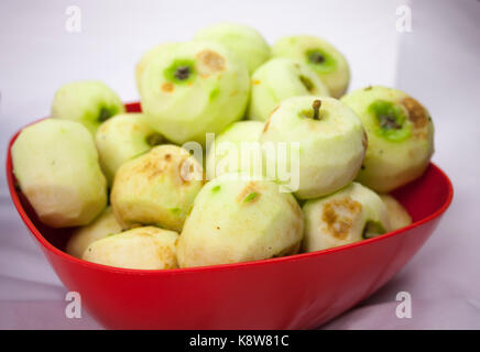 Frisch geschält Äpfel auf dem weißen Hintergrund Stockfoto