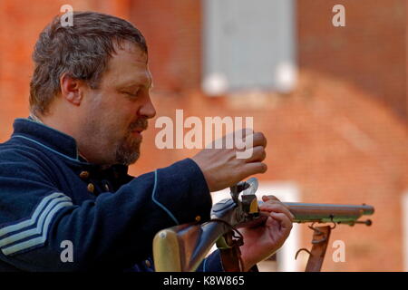 Bürgerkrieg re-Enactor in der Union einheitlich zeigt ein Maulkorb flintlock Musket laden. Stockfoto