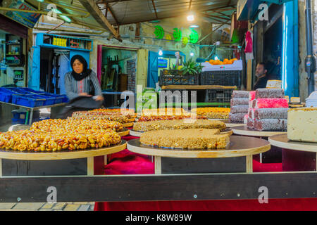 Akko, Israel - 18. SEPTEMBER 2017: verschiedene Süßigkeiten auf den Markt, mit Verkäufern, in Acre (Akko), Israel Stockfoto