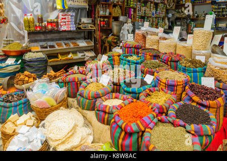 Akko, Israel - 18. SEPTEMBER 2017: Verschiedene Gewürze in bunten Säcke und andere Produkte auf den Markt, in Acre (Akko), Israel Stockfoto