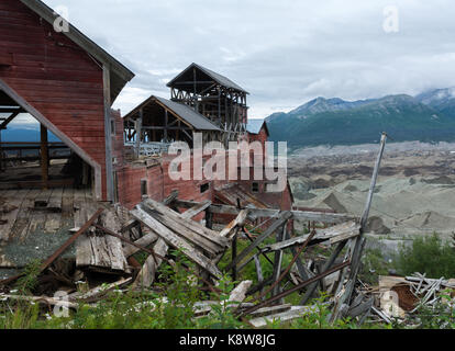 Schnittholz Flocken aus dem verlassenen concentation Mühle an der Kennicott Mine und die zugehörigen Gletscher in der Ferne. Stockfoto