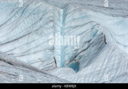 Schmelzwasser Root Gletscher stürzen über eine Lippe im Eis und in die Tiefe der Gletscher verschwinden. Stockfoto