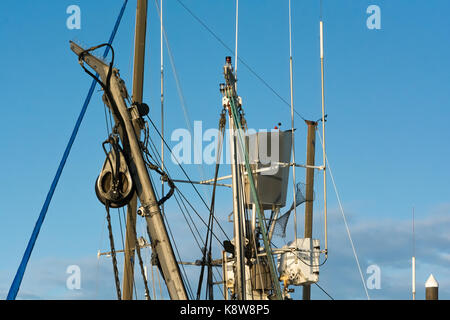 Die Kontrollen auf das Crow's Nest eines Alaskan Trawler befindet sich in der Takelage und Ausrüstung coverning die Oberseiten der Mast des Schiffes und Ausleger eingebettet. Stockfoto
