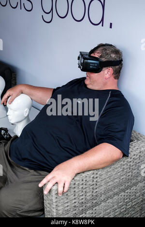 Mann mittleren Alters an einem Stand von Telus Mobility mit einem Oculus Gear VR-Headset und Metaverse Virtual Reality-Technologie, London, Ontario, Kanada. Stockfoto