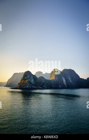 Halong Bucht dramatische Landschaft mit Karstinseln. Ha Long Bay ist UNESCO-Weltkulturerbe und beliebtes Touristenziel Stockfoto