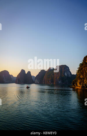 Halong Bucht dramatische Landschaft mit Karstinseln. Ha Long Bay ist UNESCO-Weltkulturerbe und beliebtes Touristenziel Stockfoto