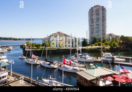 Boote in der Marina und Waterfront Apartments Eigentumswohnungen Immobilien, Nanaimo Boat Basin, Vancouver Island, British Columbia, Kanada Stockfoto