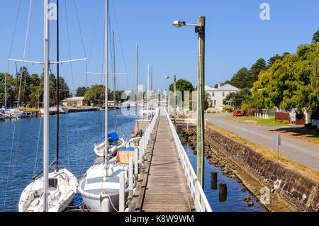 Die Promenade entlang der Moyne River - Port Fairy, Victoria, Australien Stockfoto