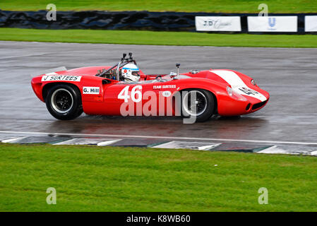 Lola Chevrolet T70 Spyder fährt beim Goodwood Revival 2017 in der Pfingsttrophy. Im Besitz von Mike Whitaker Stockfoto