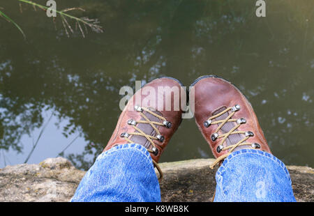 Zehen berühren in Wanderschuhe Stockfoto