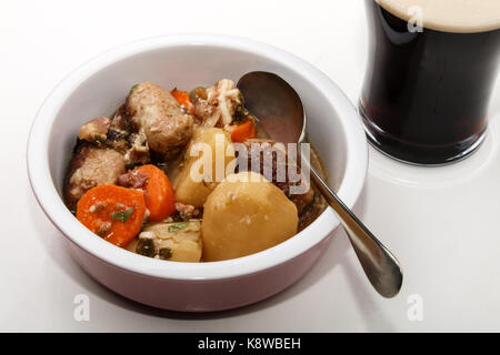 Dublin verhätscheln mit Möhren, Kartoffeln und Wurst in eine Schüssel geben. Stockfoto