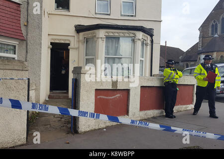 Polizei außerhalb einer Immobilie in Thornton Heath, South London, nachdem ein Jugendlicher wurde von den Detektiven untersucht die Parsons Green Terroranschlag festgehalten, womit sich die Zahl der Personen, die sechs gehalten wird. Stockfoto