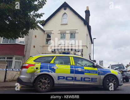 Polizei außerhalb einer Immobilie in Thornton Heath, South London, nachdem ein Jugendlicher wurde von den Detektiven untersucht die Parsons Green Terroranschlag festgehalten, womit sich die Zahl der Personen, die sechs gehalten wird. Stockfoto