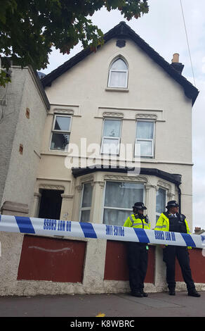 Polizei außerhalb einer Immobilie in Thornton Heath, South London, nachdem ein Jugendlicher wurde von den Detektiven untersucht die Parsons Green Terroranschlag festgehalten, womit sich die Zahl der Personen, die sechs gehalten wird. Stockfoto