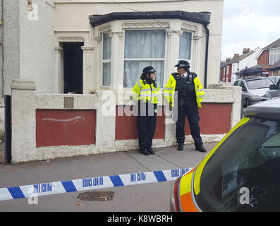 Polizei außerhalb einer Immobilie in Thornton Heath, South London, nachdem ein Jugendlicher wurde von den Detektiven untersucht die Parsons Green Terroranschlag festgehalten, womit sich die Zahl der Personen, die sechs gehalten wird. Stockfoto