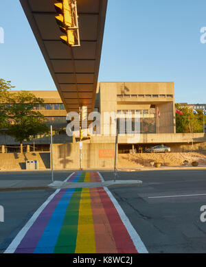 Rainbow Fußgängerampel und St John's City Hall, St. John's, Neufundland, Kanada Stockfoto