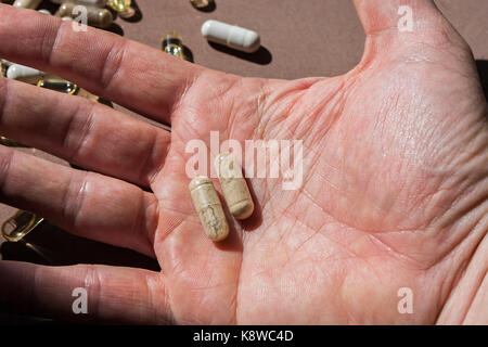 Eine Hand, die eine Vitamin Pillen Stockfoto