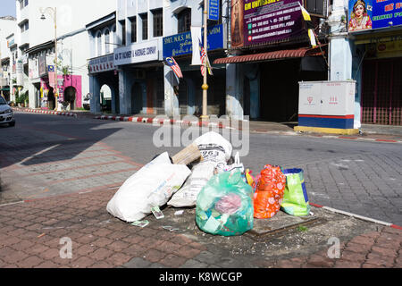 Ipoh, Malaysia - 17. September 2017: am Straßenrand in Ipoh Müll, Hauptstadt von Perak. Stockfoto