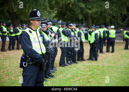 Polizei geduldig auf Standby in Cambridge. Stockfoto