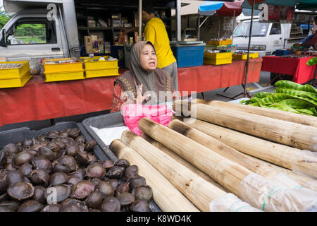 Ipoh, Malaysia - 17. September 2017: Lebensmittelhändler bei Pasar Karat oder auch bekannt als Flohmarkt und Antiquitätenmarkt in Ipoh, Hauptstadt des Staates Perak Stockfoto