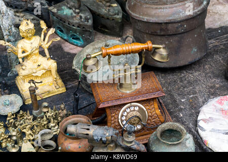 Ipoh, Malaysia - 17. September 2017: Antikes Telefon und andere Materialien verkauft an Pasar Karat auch bekannt als Floh- und Antiquitätenmarkt in Ipoh, Kopf Stockfoto