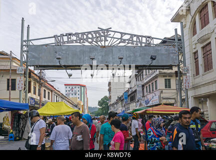 Ipoh, Malaysia - 17. September 2017: Menschen in Pasar Carat von auch als Floh und Antiquitätenmarkt in Ipoh, Hauptstadt von Perak bekannt. Stockfoto