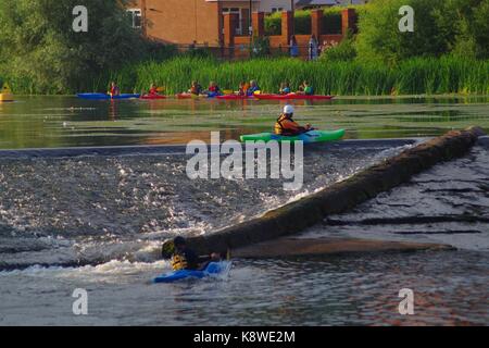 Kajakfahrer verhandeln Trews Wehr auf dem River Exe. Exeter, Devon, Großbritannien. August, 2017. Stockfoto