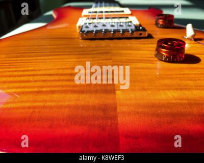 Flame Maple cherry Burst E-Gitarre Stockfoto