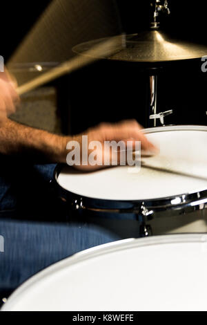Schlagzeuger spielen Hi-hat-Nut Stockfoto