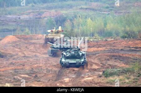 Eine russische T-72 B3 Panzern und gepanzerten Kampffahrzeugen Manöver während des Zapad West 2017 militärische Übung an der Luzhsky Bereich training September 18, 2017 außerhalb von St. Petersburg, Russland. Stockfoto