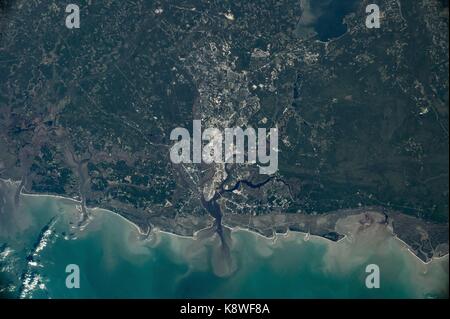 Blick von der Internationalen Raumstation von Charleston, South Carolina nach dem Hurrikan Irma verursacht Jahrhundertflutwelle in der historischen Altstadt am 18. September 2017 in der Erdumlaufbahn. NASA-Astronaut Randy Bresnik graduierte von der Zitadelle in Charleston und schoss dieses Bild zur Unterstützung seiner Alma Angelegenheit. Stockfoto