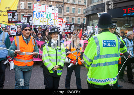 Die Metropolitan Police und die Öffentlichkeit während einer anti-sparmassnahmen März. Stockfoto