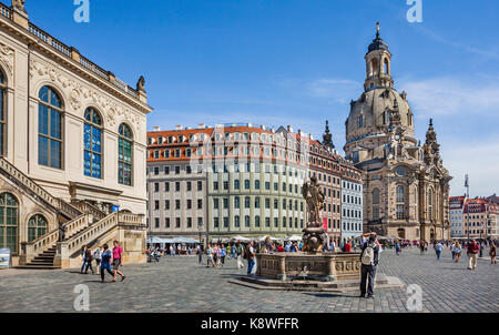 Deutschland, Sachsen, Dresden, Jüdenhof, Fassade des Dresden Transport Museum mit Frieden Brunnen, im Hintergrund Neumarkt mit Frauenkirche Stockfoto