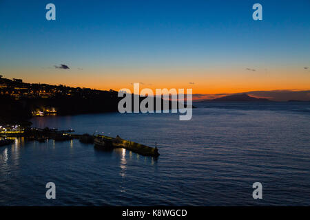 Sorrento, Italien, 18. September 2017. Das Nachglühen des Sonnenuntergangs in Sorrent, Italien. © Paul Davey Stockfoto