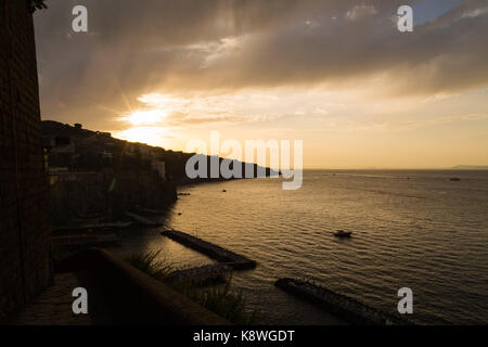 Sorrento, Italien, 16. September 2017. Die Sonne über Marina Santo Francesco, Sorrento, Italien. © Paul Davey Stockfoto