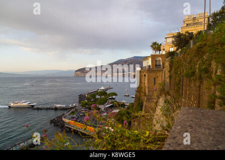 Sorrento, Italien, 16. September 2017. Die Fähre ist am späten Nachmittag Sonne und Marina Piccola in Sorrent, Italien beleuchtet. © Paul Davey Stockfoto