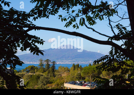 Sorrento, Italien, 18. September 2017. Den Vesuv auf die Bucht von Neapel nach Sorrento, Italien gesehen. © Paul Davey Stockfoto