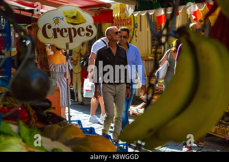 Sorrento, Italien, 16. September 2017. Touristen und Käufer Über Cesareo in Sorrent, Italien. © Paul Davey Stockfoto