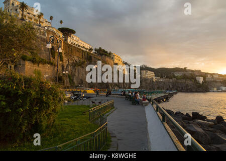 Sorrento, Italien, 16. September 2017. Die letzten Strahlen der Sonne die Hotels leuchten auf den Klippen in Sorrent, Italien thront. © Paul Davey Stockfoto