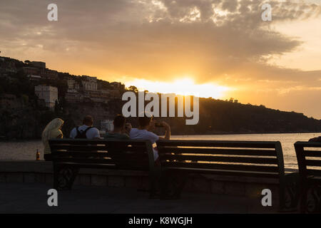 Sorrento, Italien, 16. September 2017. Die Menschen sehen die Sonne von Marina Piccola in Sorrent, Italien. © Paul Davey Stockfoto