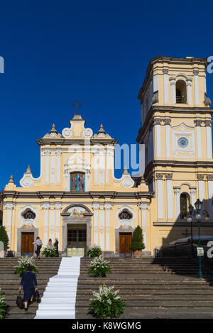 Sorrento, Italien, 15. September 2017. Die Kirche erwartet die Ankunft der Braut in Sorrent, Italien. © Paul Davey Stockfoto