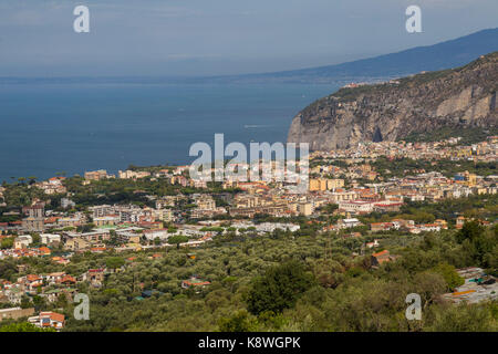 Sorrento, Italien, 16. September 2017. Einen allgemeinen Blick Richtung Piano di Sorrento, Italien, aus den Bergen fotografiert. © Paul Davey Stockfoto